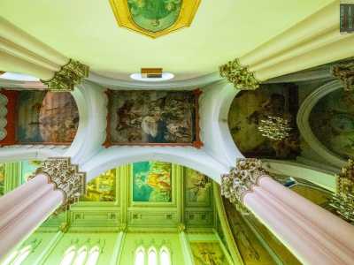 Le alte volte sono decorate con gli affreschi del sacerdote Giuseppe Melle e risalgono agli anni 50 